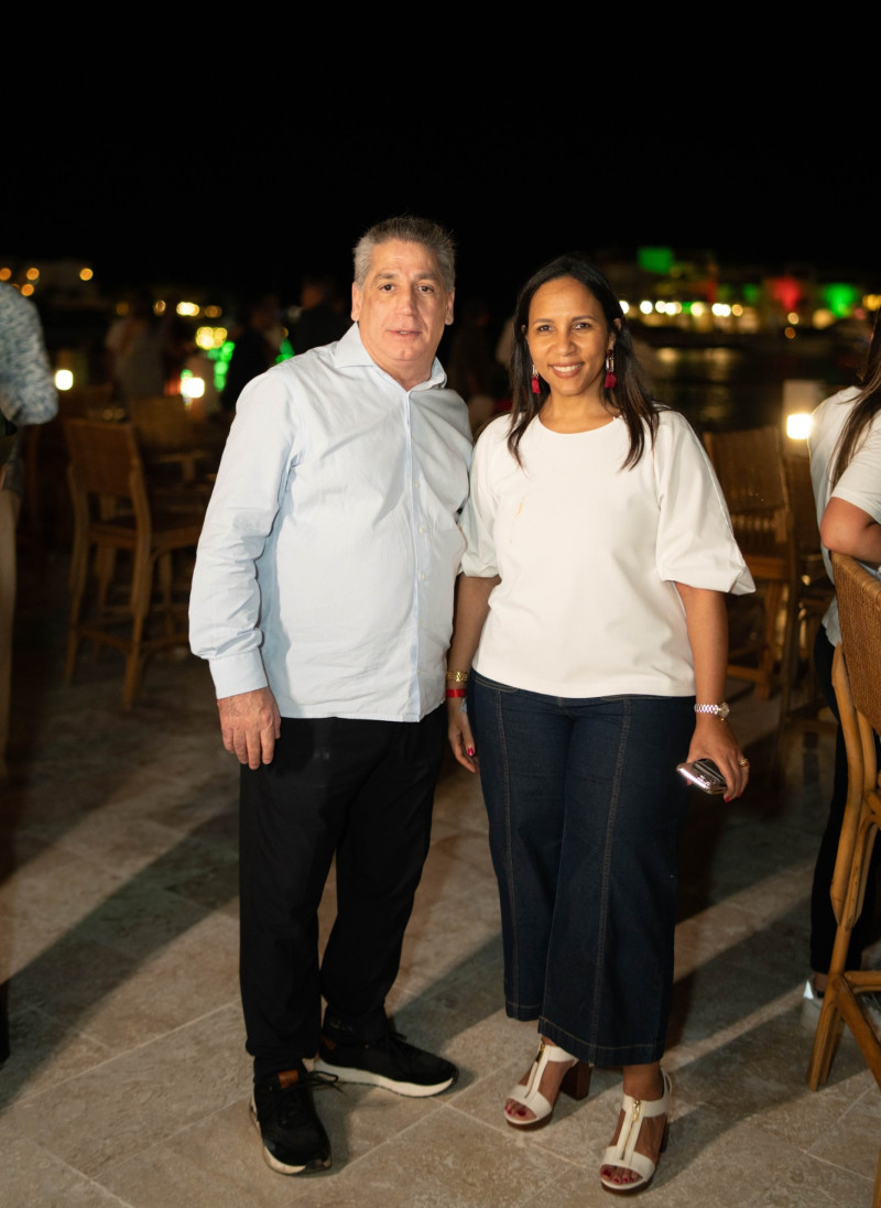 Fernando Hazoury y Jaqueline Mora disfrutaron de la bienvenida a la Navidad y el tradicional desfile de botes “Christmas Boat Parade” de la marina Cap Cana.