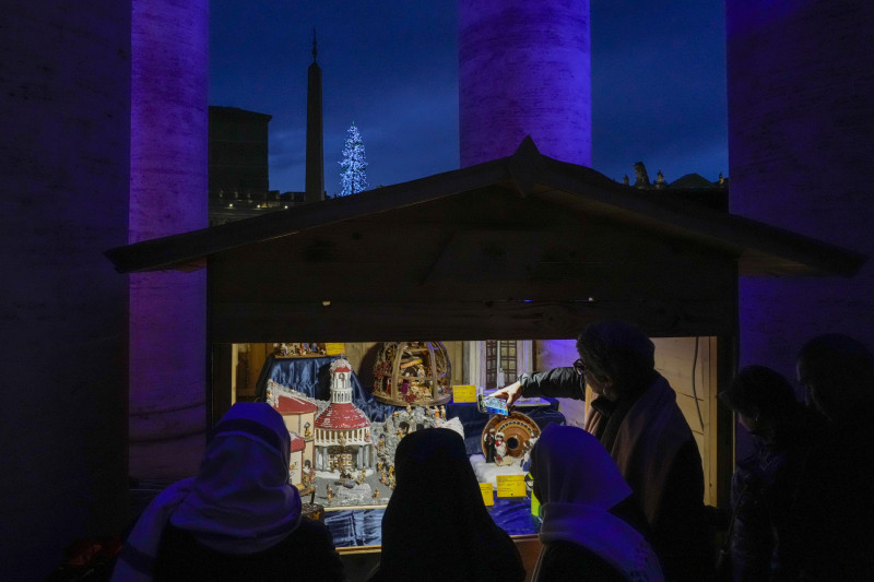 Los visitantes se agolpan en la recién inaugurada exposición "100 belenes navideños en el Vaticano"