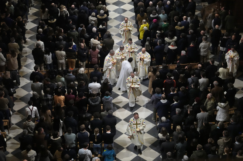 Los clérigos ofician la Eucaristía durante la primera misa pública en la Catedral de Notre Dame