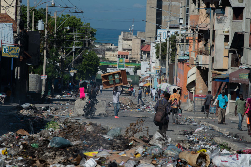 Los residentes evacuan Poste Marchands en Puerto Príncipe, Haití, el 9 de diciembre de 2024, después de que las pandillas tomaron el control de la región el 7 de diciembre.