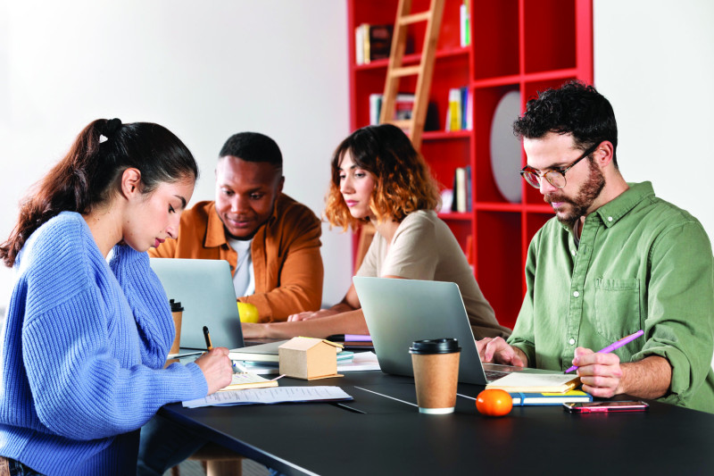 Los programas de la universidad incluyen en distintas etapas del plan de estudio prácticas profesionales y pasantías, las cuales permiten desde temprano en la carrera estar expuestos al mundo laboral.