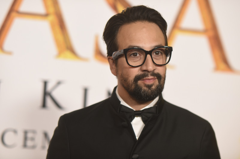 Lin-Manuel Miranda llega al estreno de "Mufasa: El Rey León"