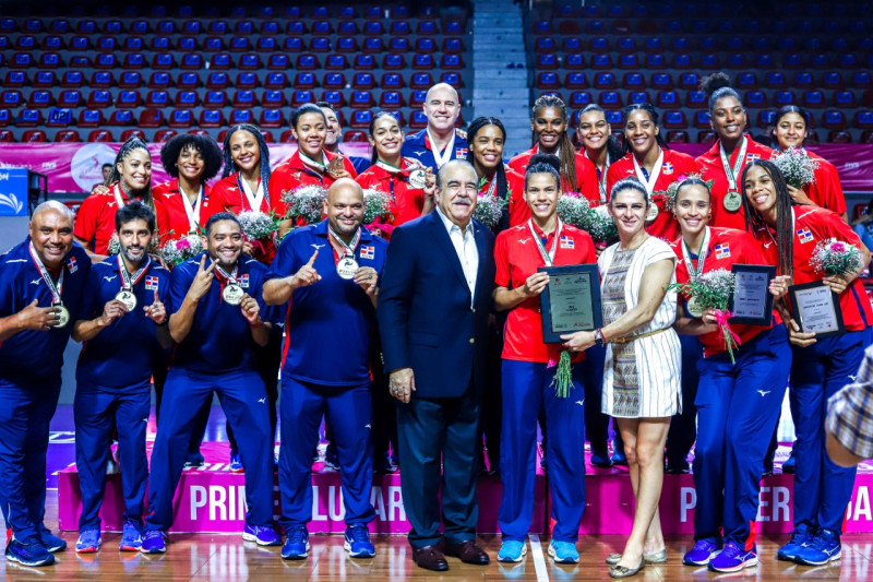 La leyenda mexicana del atletismo, Ana Guevara, premia al equipo dominicano que ganó en la Copa Panamericana que tuvo lugar en México.