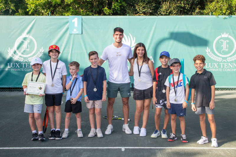 Carlos Alcaraz junto a los niños participantes de la clínica de tenis.