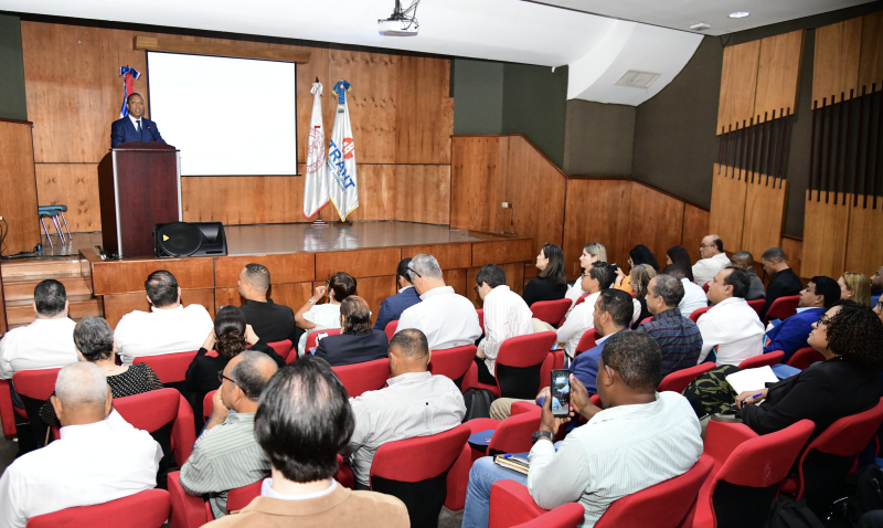 Milton Morrison, director del Intrant, expone en la primera reunión preparatoria del Plan realizada ayer en la sede del INTEC.