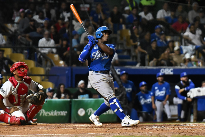 Domingo Leyba conectó el jonrón que igualó las acciones.