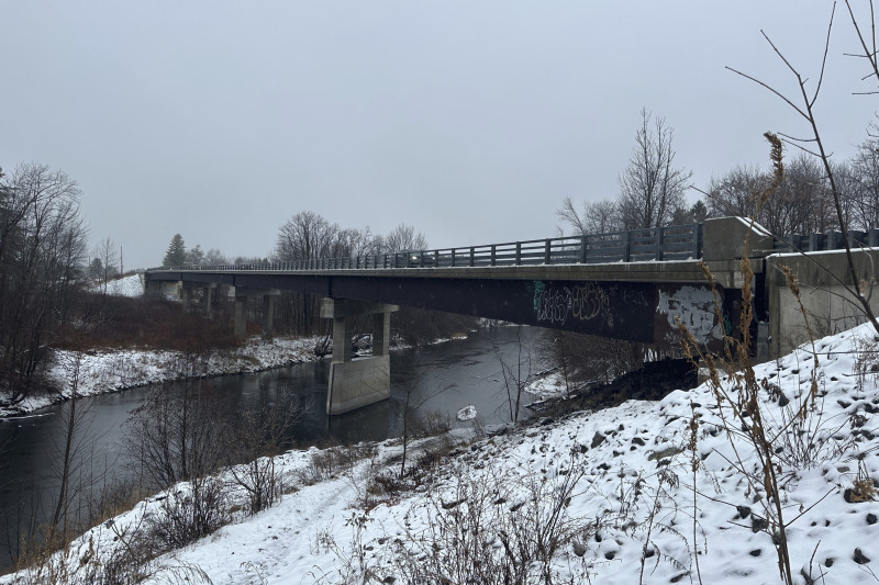 Llueve y nieva cerca del río Presumpscot en Falmouth, Maine,