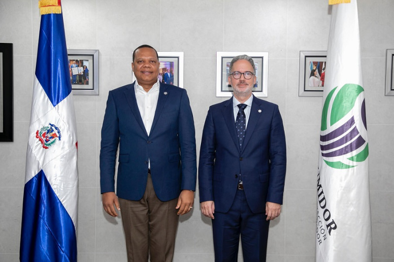 Eddy Alcántara, director ejcutivo de Pro Consumidor y Mario Pujols, vicepresidente ejecutivo de la AIRD.