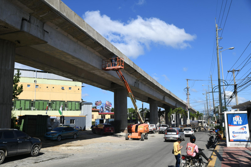 Trabajadores durante la construcion del metro en los Alcarrizos