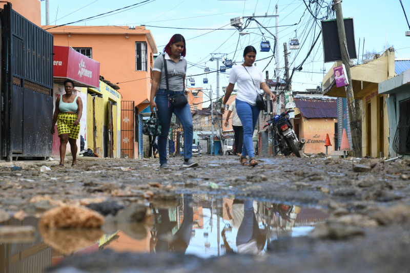 La basura y el lodo compiten en las calles del barrio La Lila, Santo Domingo Este, donde sus residentes informan que se están enfermando.