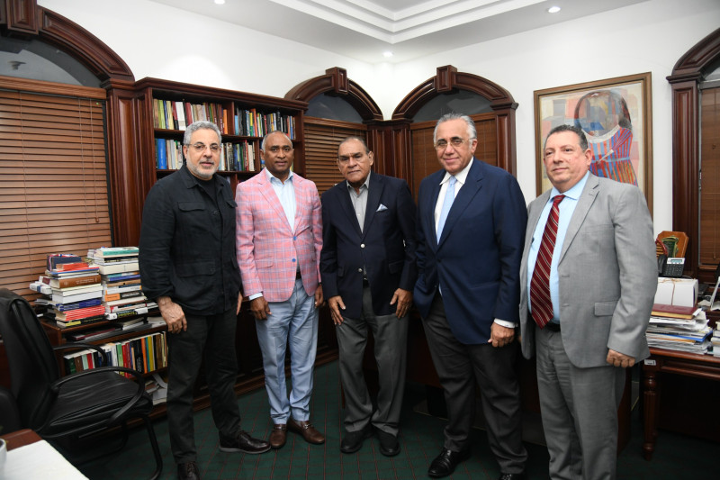 Desde la izquierda, Pablo Mckinney, Julio Furcal, Miguel Franjul, Luisín Mejía y Reynaldo Peguero, tras conversatorio sobre el Plan estratégico de Desarrollo Sostenible de la provincia Peravia.