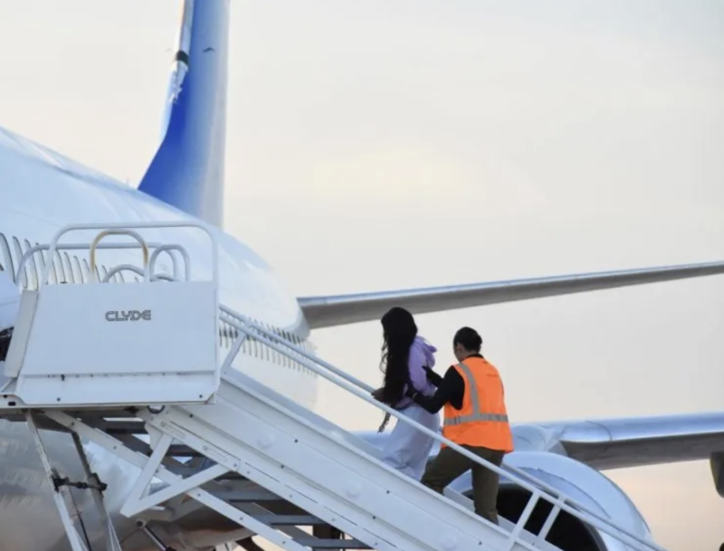 Momento de la deportación de una ciudadana extranjera.