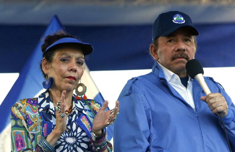 En esta fotografía de archivo del 5 de septiembre de 2018, el presidente de Nicaragua, Daniel Ortega, y su esposa, la vicepresidenta Rosario Murillo, dirigen un mitin en Managua, Nicaragua. (AP Foto/Alfredo Zuniga, Archivo)