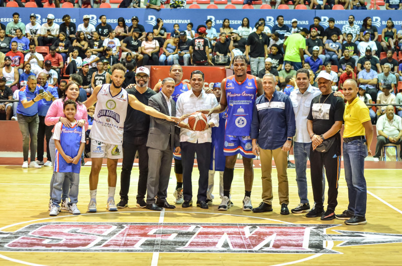 El ministro de Deportes, Kelvin Cruz, al momento de realizar el saque de honor en el tercer choque de la serie final del baloncesto superior de San Francisco de Macorís.