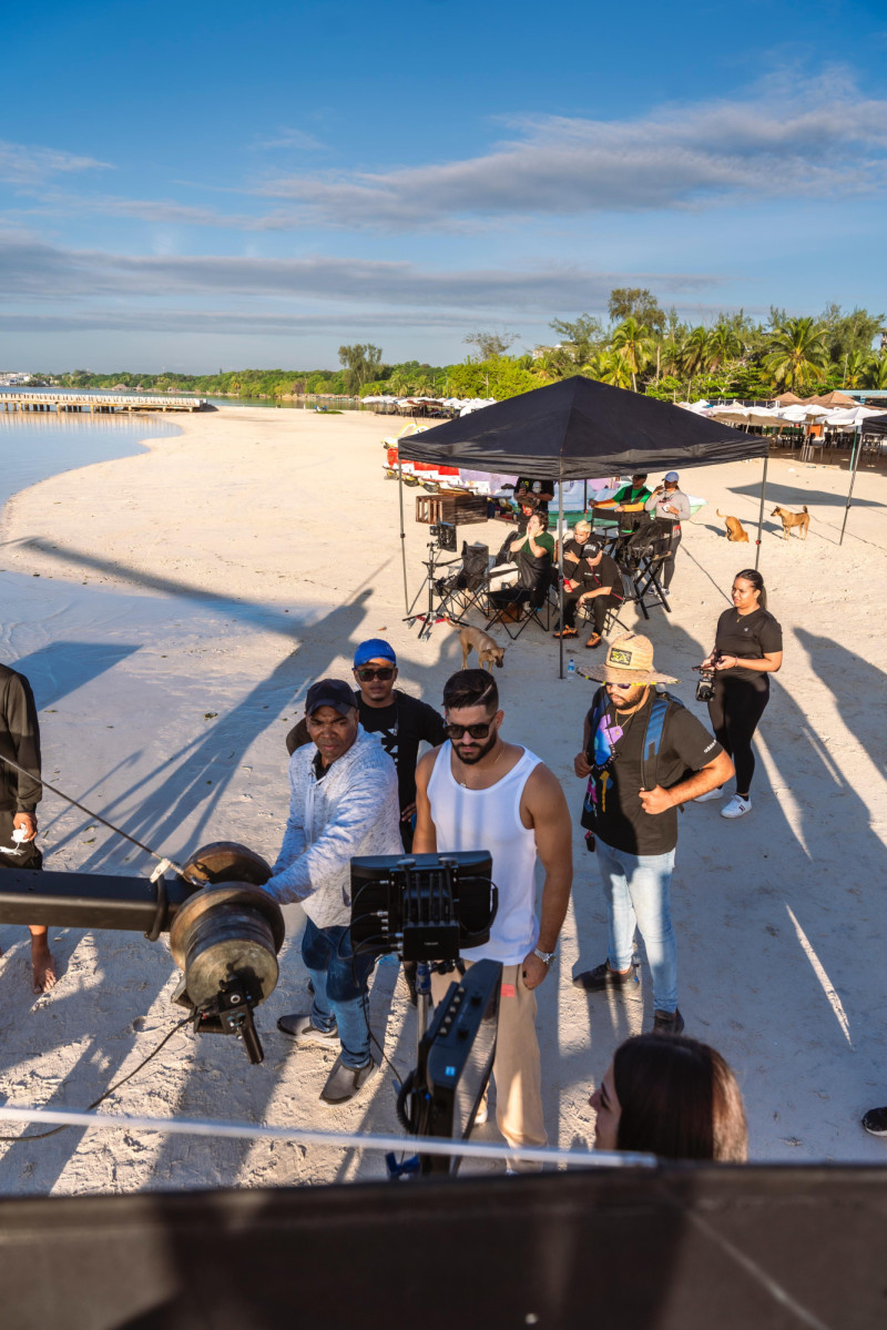 Rodrigo Films durante la grabación del videoclip de "Frente al mar remix".