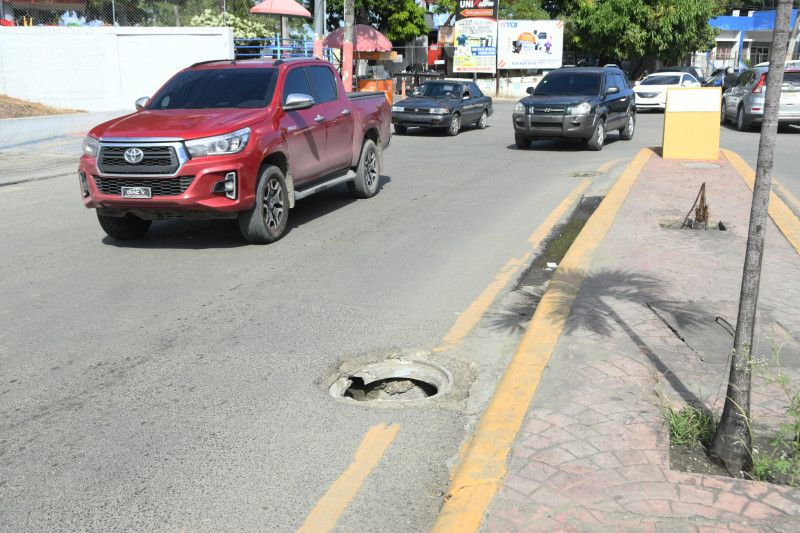 Según el ayuntamiento de Santo Domingo Este, las tapas de filtrantes y alcantarillas fabricadas en concreto representarán un ahorro para la administración.