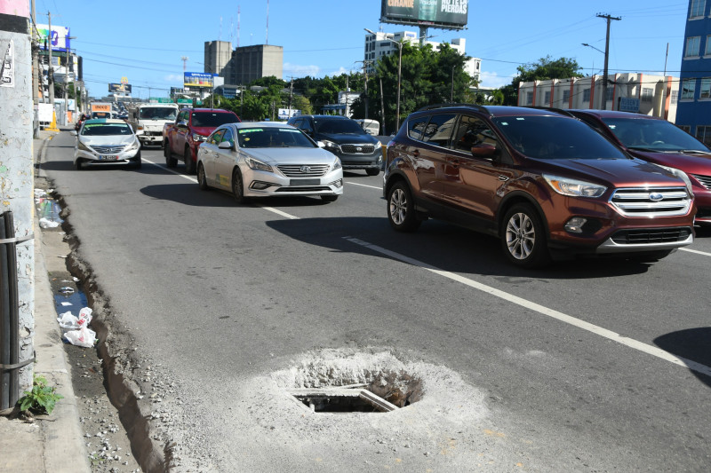 Calles y avenidas del Gran Santo Domingo están salpicadas de hoyos por falta de tapas en filtrantes.