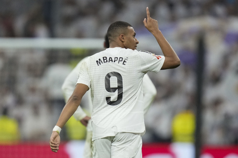 Kylian Mbappé, del Real Madrid, festeja luego de anotar ante Getafe en un encuentro de La Liga española, realizado el domingo 1 de diciembre de 2024