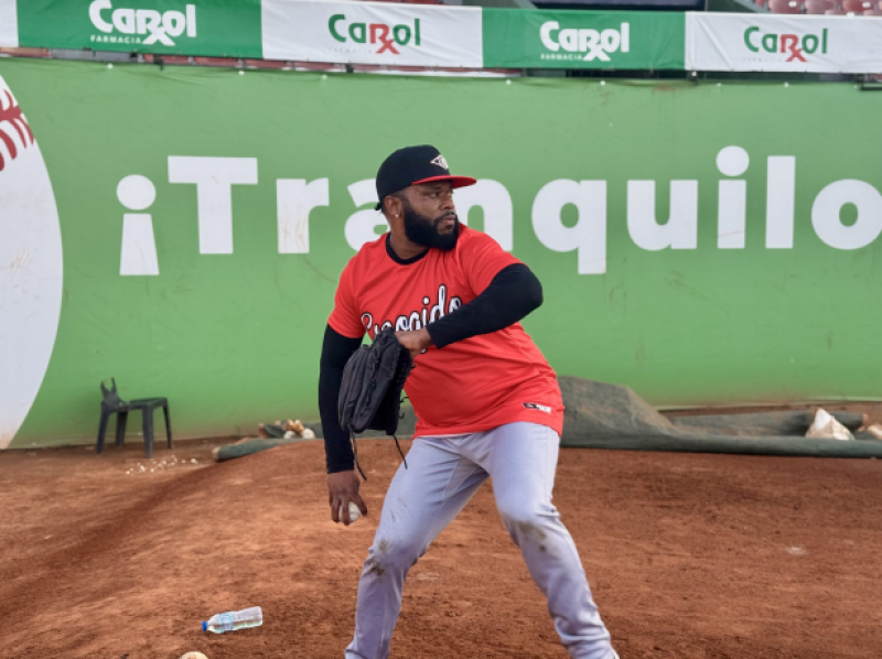 Johnny Cueto lanza bullpen con los Leones del Escogido.