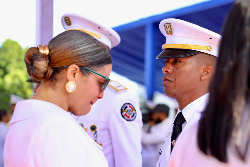 Uno de los graduandos llora junto a su madre durante el acto de graduación.