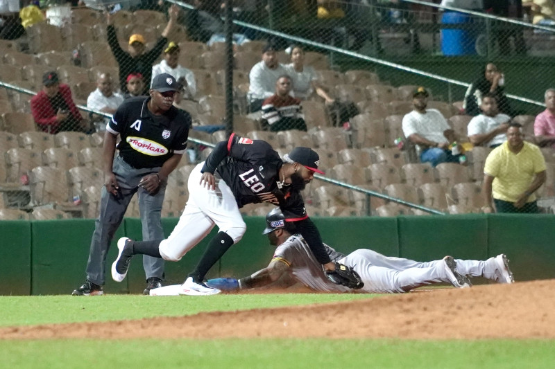 Jonathan Villar se desliza safe en la tercera base.