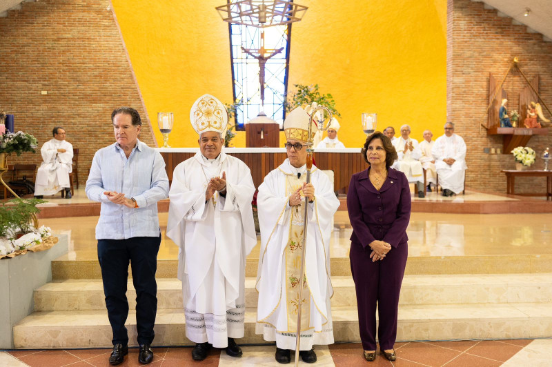 Manuel Corripio y Cruz Amalia Rodríguez, nuevos miembros de la Junta de Directores de la PUCMM, en compañía de monseñor Hecto Rafael Rodríguez, Arzobispo Metropolitano de Santiago de los Caballeros y monseñor Fausto Corniel, Obispo de Puerto Plata