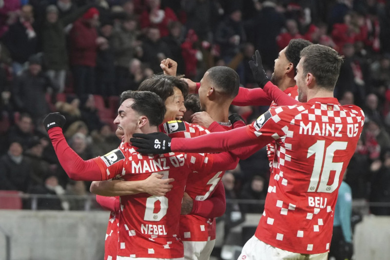 Jae-sung Lee (2do de izquierda a derecha) festeja con sus compañeros de Mainz tras la victoria sobre el Bayern Múnich en la Bundesliga.