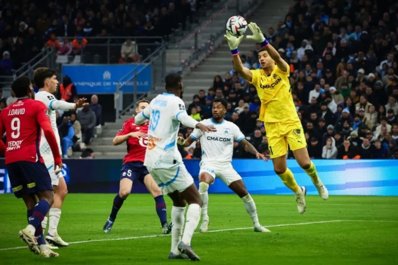 El arquero del Marsella, Gerónimo Rulli, detiene un balón durante el empate ante el Lille en la Ligue 1. En Marsella (sur de Francia).