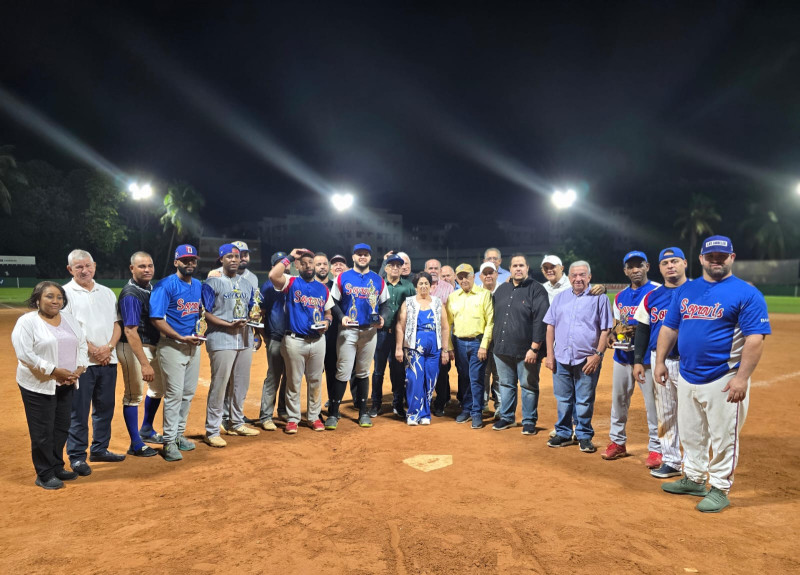 El equipo Pepsi es premiado como campeón del 46 Torneo de Softbol 2024 de la Liga Soprovis. Entrega el vicepresidente Bienvenido Pimentel y observa el presidente Felipe Antonio Troncoso (camisa negra).