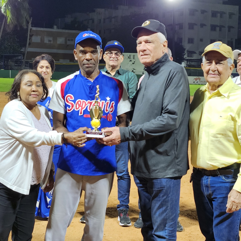 Manuel Guerrero entrega el premio que lleva su nombre a Luis Valdez como Lanzador Más Destacado de la serie regular del 46 torneo de softbol de la Liga Soprovis. Acompañan Julia de Pimentel y Fermín Troncoso, presidente del Club Soprovis.