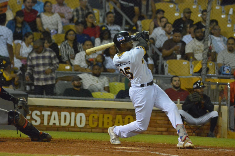 Alexander Canario pegó dos cuadrangulares para la victoria amarilla.