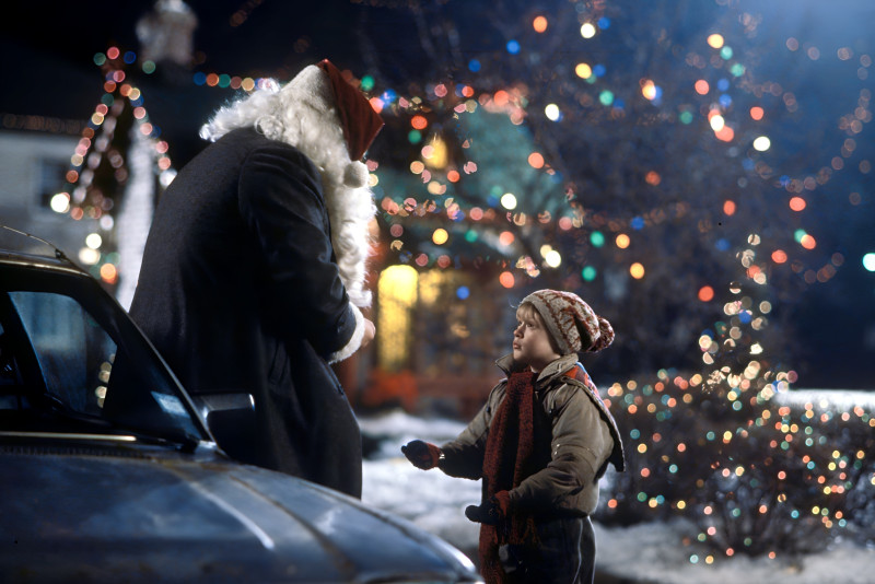 En esta emotiva escena de "Solo en casa" (1990), Kevin McCallister (Macaulay Culkin) le confiesa a Santa Claus que su único deseo para la Navidad no es recibir regalos, sino recuperar a su familia. A pesar de estar rodeado de luces y decoración navideña, y de enfrentarse a situaciones cómicas y caóticas, lo que más anhela Kevin es poder reunirse con los suyos. © 1990 20th Century Fox.