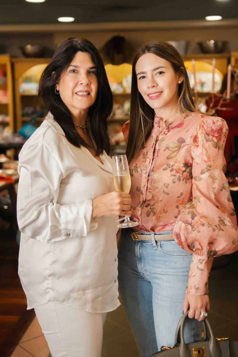 Gina Ciaccio de Bogaert y Caludina Bogaert de Bonilla.