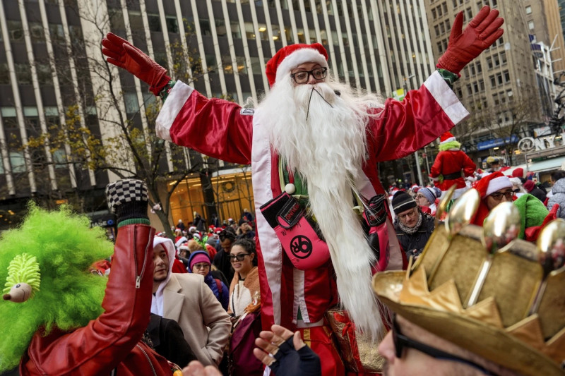 Personas sales a las calles disfrazadas de Papá Noel para el recorrido de SantaCon