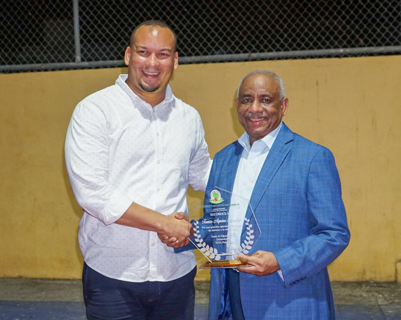 Tomás Aquino Méndez recibiendo su reconocimiento