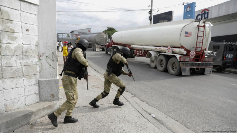 Policías haitianos desplegados en Puerto Príncipe.