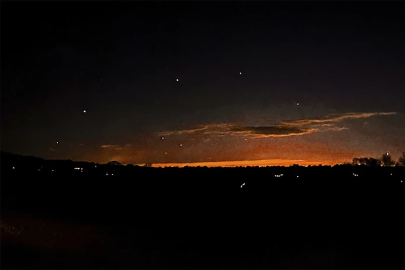 Esta foto proporcionada por Trisha Bushey muestra el cielo nocturno y puntos de luz cerca de Lebanon Township, Nueva Jersey, el jueves 5 de diciembre de 2024.