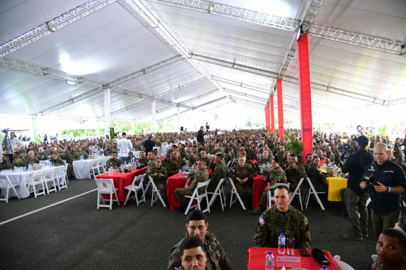 Decenas de soldados y oficiales del Ejército dominicano durante el almuerzo compartido ayer con el presidente Luis Abinader en la sede la Primera Brigada de Infantería, en Pedro Brand, con motivo de las festividades navideñas.