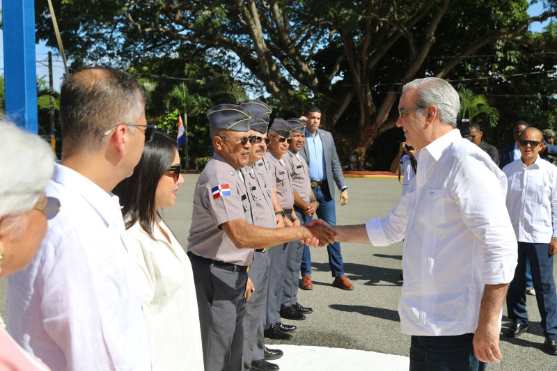 El presidente Abinader saluda a oficiales de la Policía durante un acto pre navideño, en San Cristóbal.