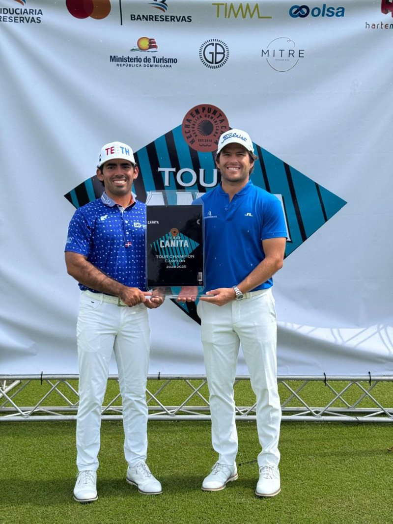 Los golfistas profesionales Willy Pumarol y Juan José Guerra, campeones de la quinta parada del Tour Canita, que esta vez se jugó en pareja