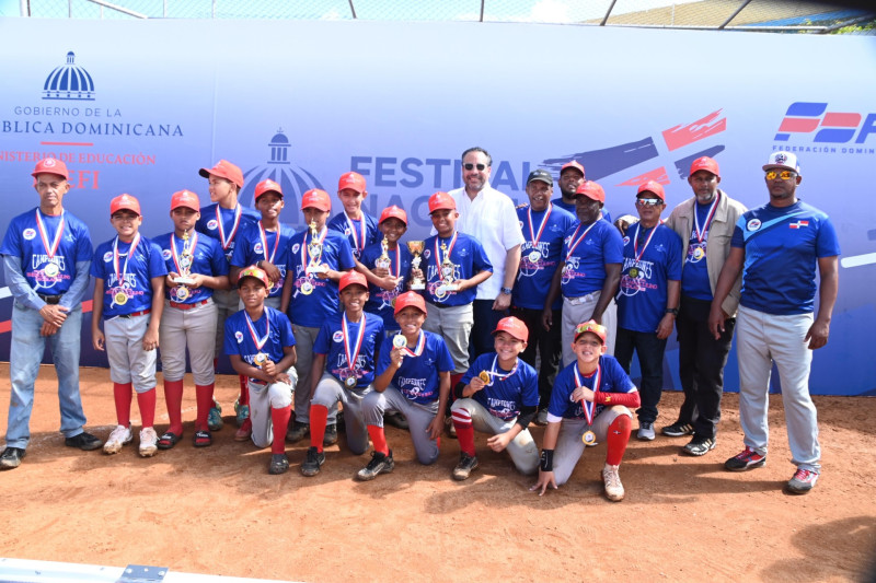 El director ejecutivo del Inefi, Alberto Rodríguez Mella, galardona a los campeones de la Zona Metropolitana.