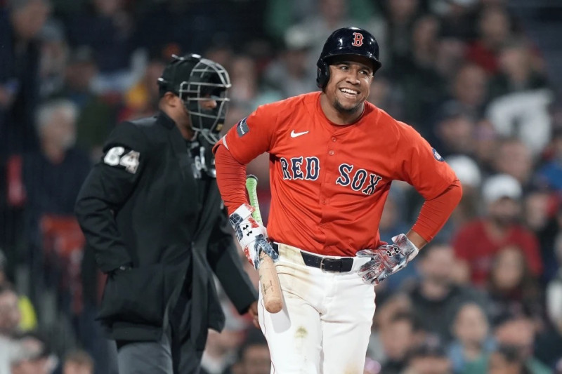 Enmanuel Valdez, de los Medias Rojas de Boston, reacciona tras ser declarado out por strikes durante la sexta entrada de un partido contra los Mellizos de Minnesota.