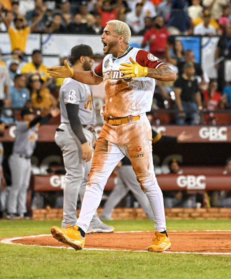 Jose Sirí, de los Gigantes, gesticula tras pegar su cuadrangular en el partido frente a las Águilas Cibaeñas.