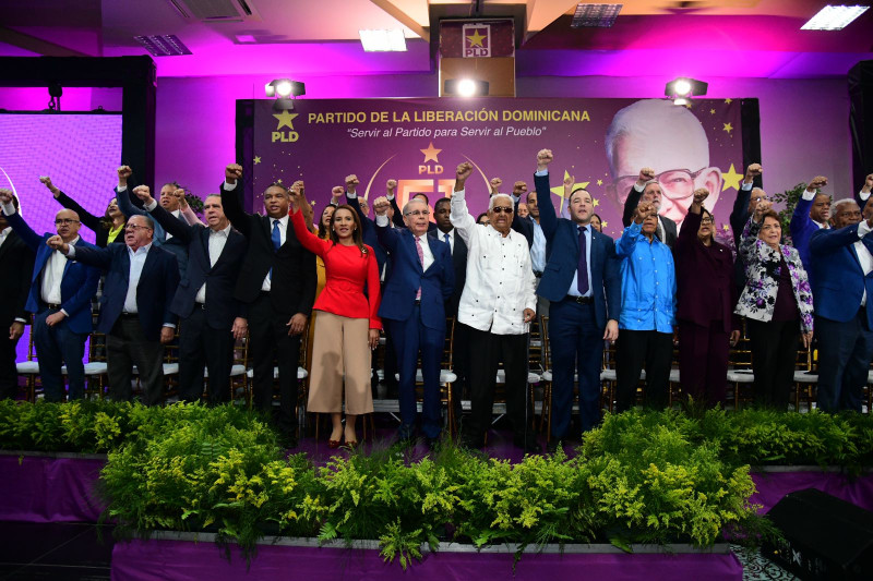 El expresidente Danilo Medina y los principales dirigentes del PLD durante la celebración de su 51 aniversario.