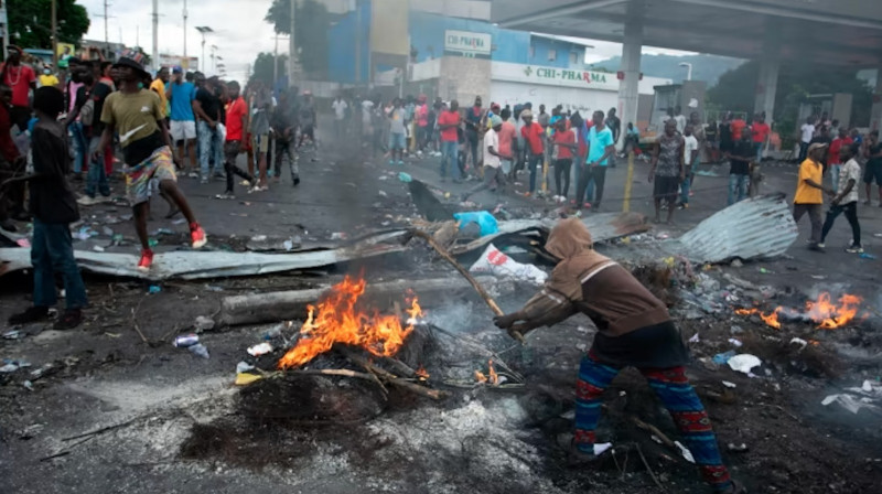 Numerosas casas fueron incendiadas por las bandas armadas, mientras que la población sigue abandonando en masa algunas zonas.