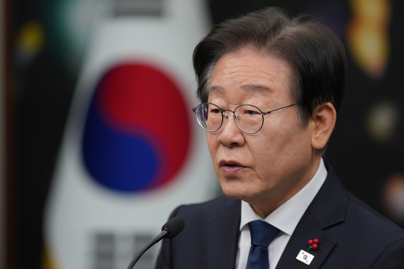 El líder del principal partido de oposición, el Partido Democrático, Lee Jae-myung, habla durante una conferencia de prensa sobre el juicio político al presidente, Yoon Suk Yeol, en la Asamblea Nacional, ayer.