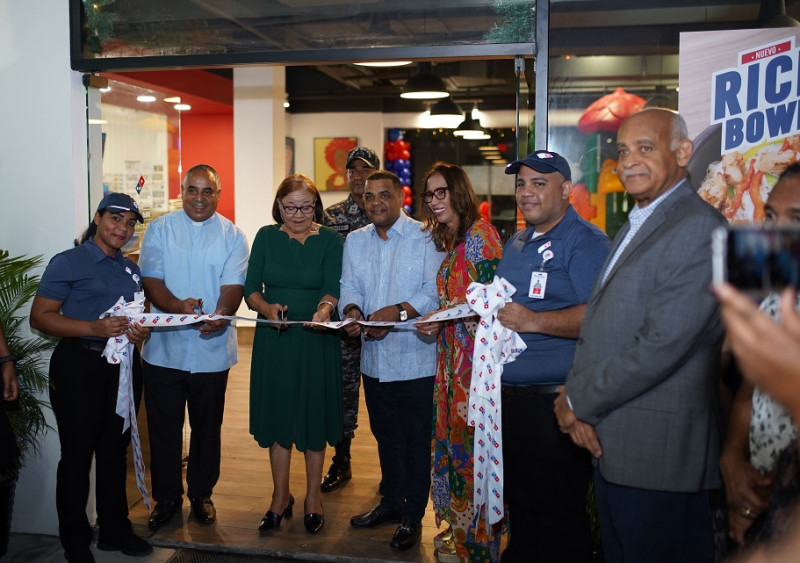 Ejecutivos de Domino’s  en el corte de cinta