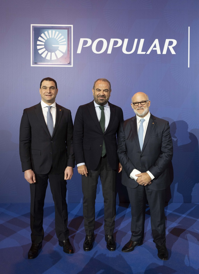 José Manuel Cuervo, vicepresidente del Área de Filiales del Mercado de Valores del Grupo Popular; Gabriel Escarrer Jaume, presidente y consejero delegado de Meliá Hotels International y Eduardo J. Grullón, presidente de AFP Popular.