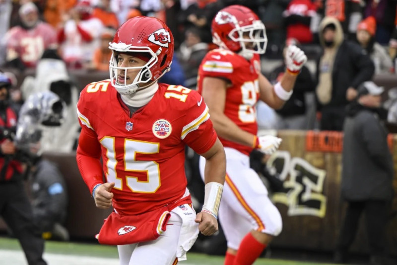 El quarterback de los Chiefs de Kansas City, Patrick Mahomes (15), celebra un touchdown contra los Browns de Cleveland durante la primera mitad de un partido de fútbol americano de la NFL, el domingo 15 de diciembre de 2024, en Cleveland.