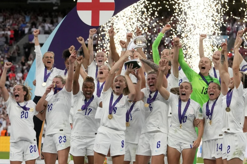 Las inglesas Leah Williamson y Millie Bright sostienen el trofeo tras ganar la Euro femenina 2022 al vencer a Alemania en Wembley.